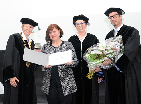 Verleihung des Ehrenzeichens der Privatuniversität UMIT an Direktorin Mag.a Barbara Zinka