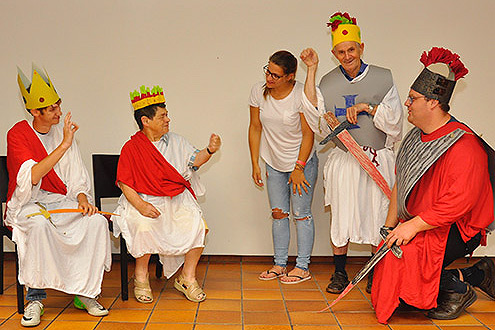 Auf dem Bild sieht man die Teilnehmer des Gehörlosentreffens verkleidet als Römer