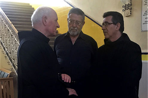 Das Bild zeigt Pater Imre Kozma im Gespräch mit Generalprior Jesús Etayo.