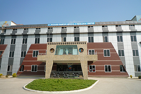 Das Bild zeigt das Krankenhaus in Khandwa, welches erweitert werden soll.