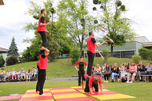 Das Bild zeigt den integrativen Zirkus Kunterbunt bei Jonglage und Akrobatik.