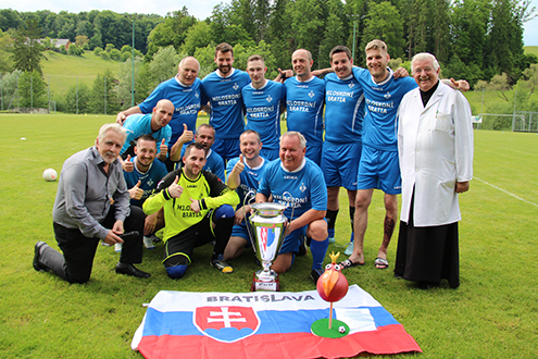 Das Bild zeigt das Siegerteam Bratislava nach der Pokalüberreichung mit Pater Prior Paulus Kohler von den Lebenswelten Steiermark