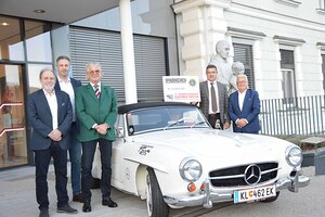 Der Spendenscheck in der Höhe von 3.000 Euro wurde stilecht im Oldtimer „vorgefahren“: v.l.n.r.: Förderkreis-Obmann em Prim. Dr. Franz Siebert, KD Mag. Manfred Kraßnitzer, Vizepräsident Walter Felfernig, Präsident BM Ing. Enrico Stach, Peter Puck und