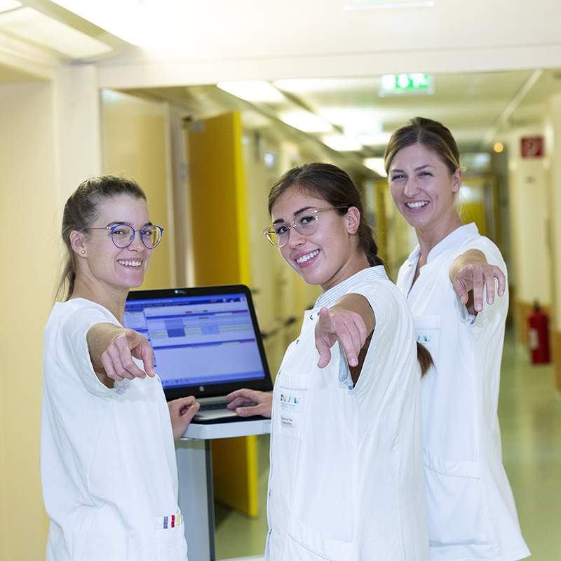 Pflegeakademie Barmherzige Brüder Wien / LUIF W.Wolfgang Drei Pflegekräfte mit einem Visitenwagen.