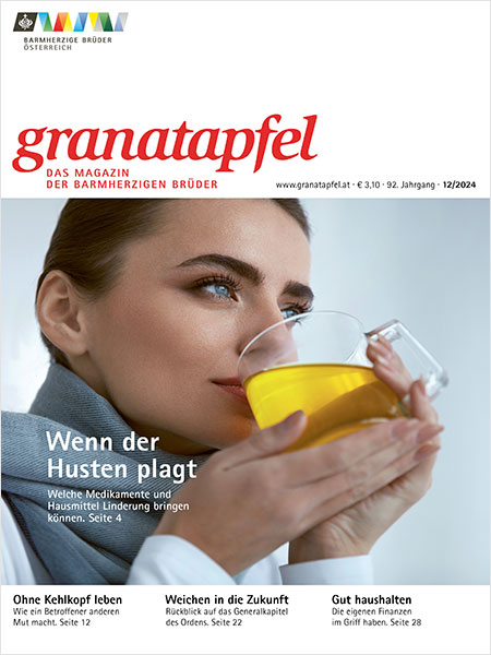 Cover des Granatapfel-Magazins 12/2024 mit einer Frau mit Schal, die eine Tasse Tee trinkt.