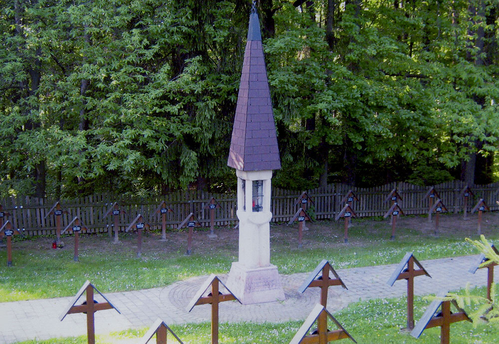 Das Bild zeigt das Mahnmal am Waldfriedhof der Barmherzigen Brüder in Kainbach