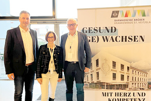 Der Kaufmännische Direktor Mag. Manfred Kraßnitzer, Klassenvorständin Prof. Mag. Petra Kelderer-Reiter und Dir. Mag. Hannes Scherzer bei der Unterzeichnung der Patenschaft.