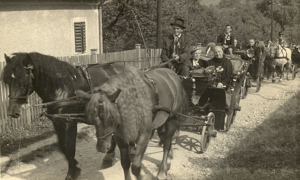 Das Bild zeigt die Glockenweihe am 31. August 1952 mit Pater Prior Augustin Grubhofer und Patin