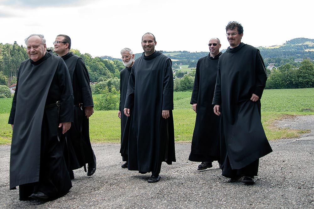 Das Bild zeigt Frater Sebastian Paster OH im Kreise seiner Mitbrüder beim Spaziergang in Walding (OÖ).