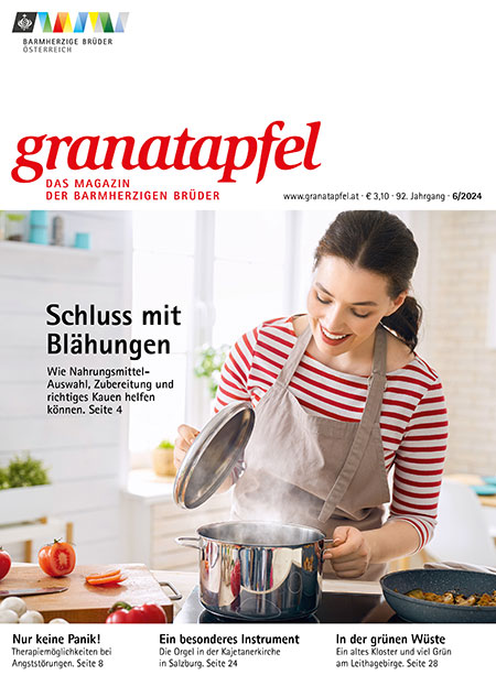 Das Bild zeigt das Cover des Granatapfel Magazins 6/2024 mit einer Frau, die am Herd in einen dampfenden Kochtopf schaut.