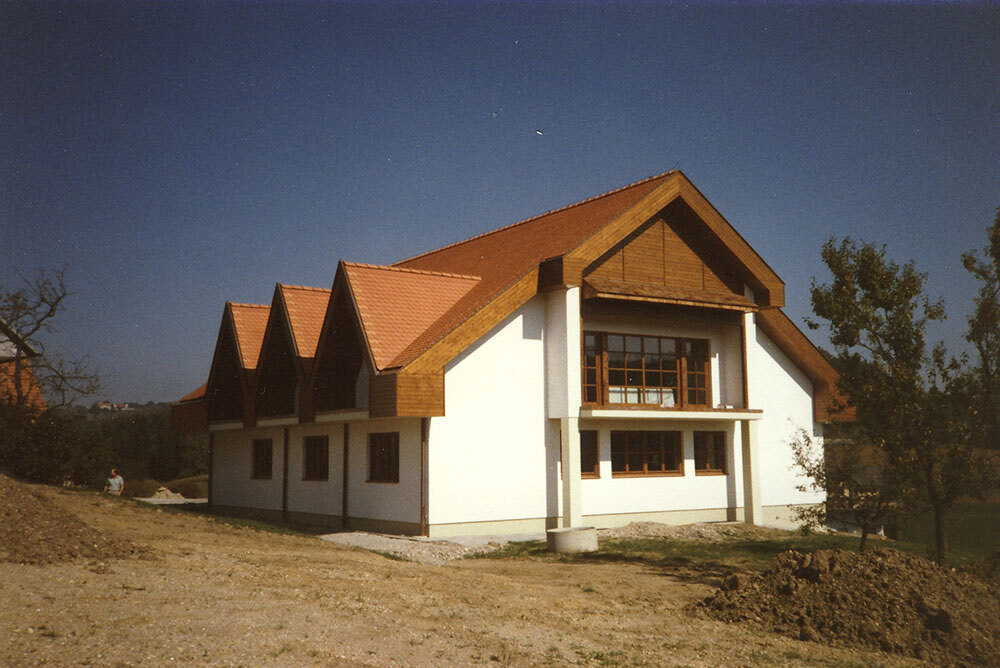 Das Bild zeigt das neu erbaute Wohnhaus Raphael im Jahre 1985