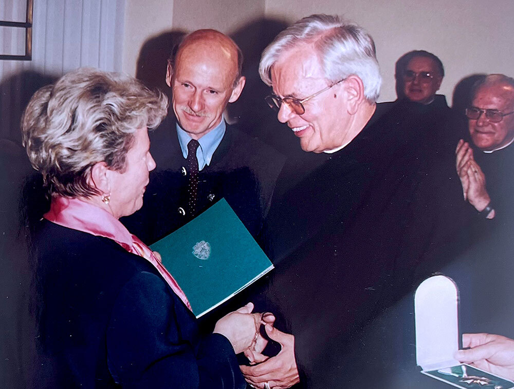 Das Bild zeigt Landeshauptfrau Waltraud Klasnic, die Frater Wolfgang und Bürgermeister Schöninger das Goldene Ehrenzeichen überreicht