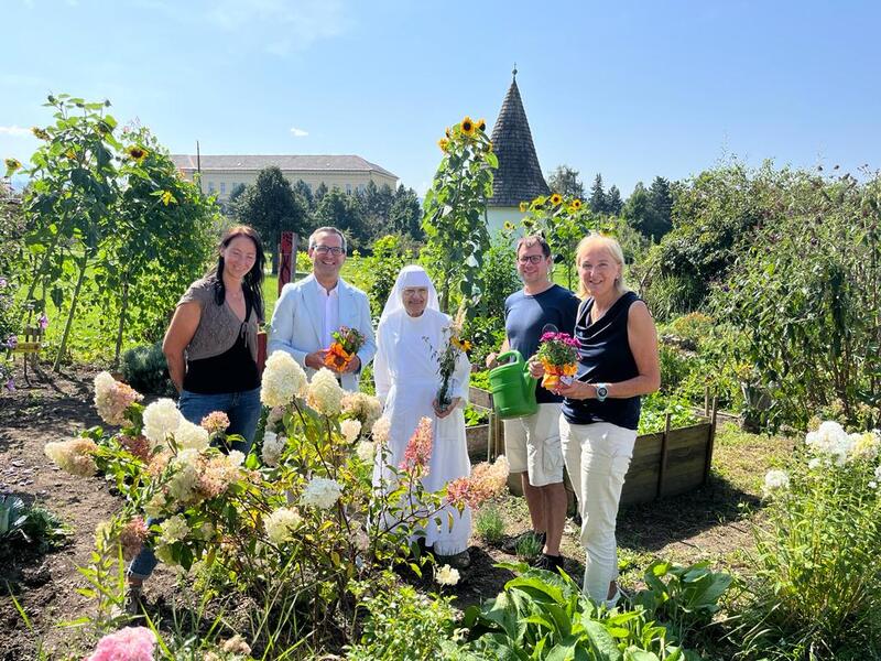 Kerstin Fanzott (Leiterin Suchtberatungsstelle), Gesundheitsstadtrat Franz Petritz, Schwester Leopoldine, Cebin Daniel (Leiter des Therapiegartens) und Dr. Birgit Trattler (Leitern Abteilung Gesundheit) luden zum Fest in den Therapiegarten. Foto: Sta