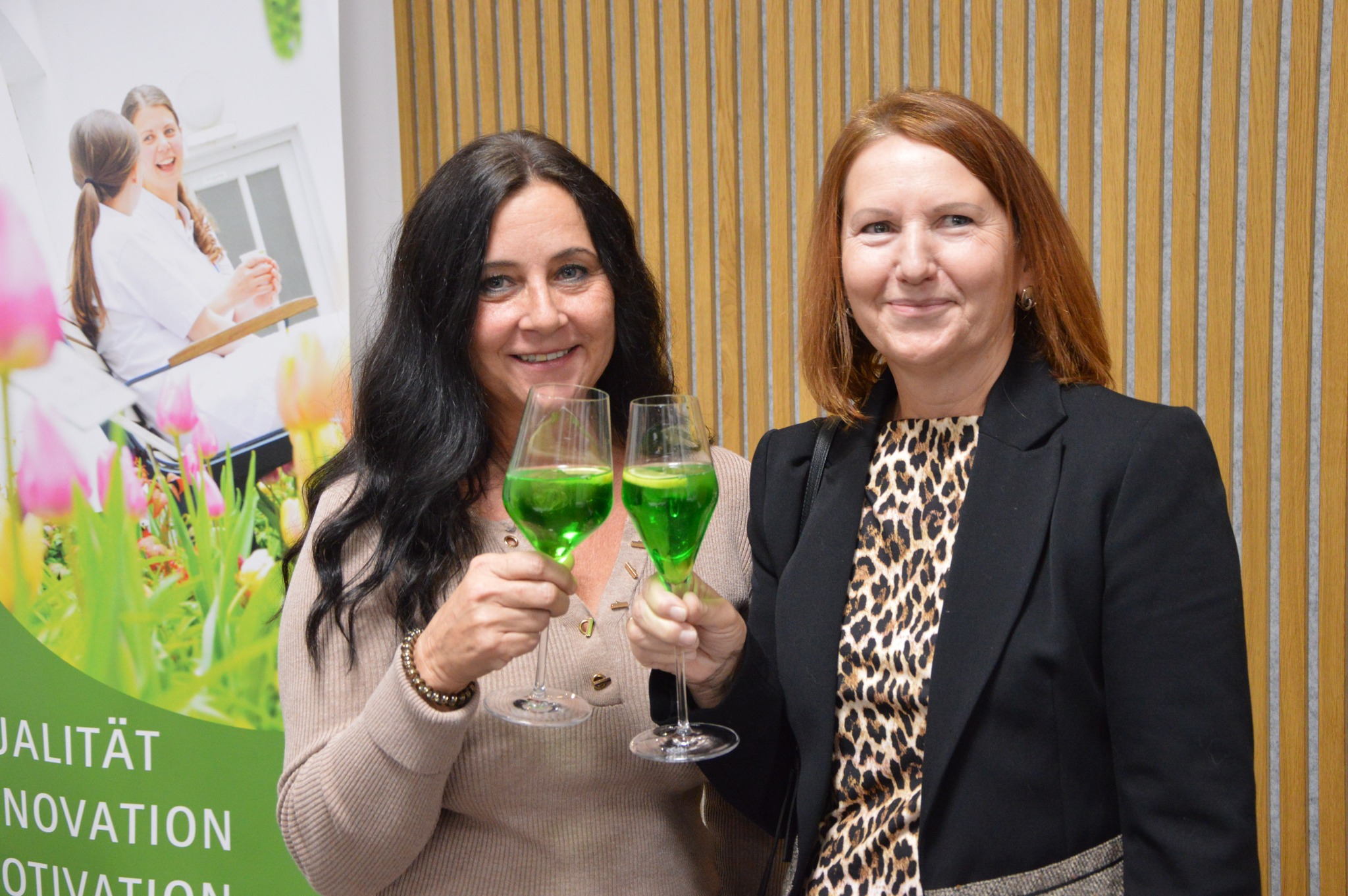 Die Pflegeassistentinnen Maria Kordesch-Schein (links) und Karin Bornbold (rechts) können stolz sein. 35 Jahre sind sie bereits Teil der Elisabethinen-Familie