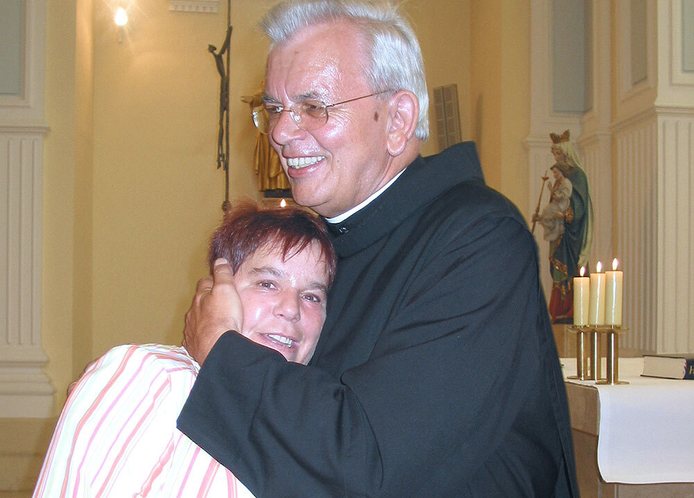 Das Bild zeigt Frater Wolfgang mit Bewohnerin Ingeborg bei ihrer Firmung