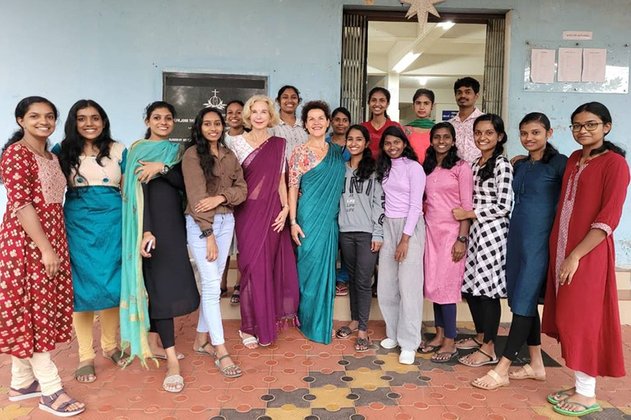 Von Indien nach Österreich-Granatapfel-Magazin-01-2024-Barmherzige-Brueder-900x600px / Barmherzige Brüder Das Bild zeigt Bettina Koch und Ulrike Strauss (Mitte) mit einem Teil der Studierenden in Indien.