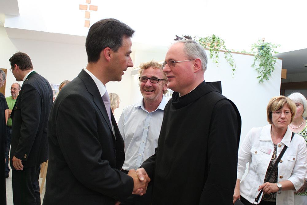 Das Bild zeigt Frater Pius und Bürgermeister Nagl bei der Eröffnung der Tageswerkstätte Bruder Klaus