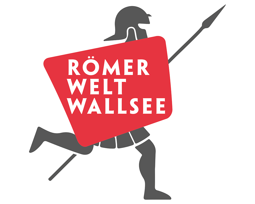 Logo der Römerwelt Wallsee / Museumsverein Wallsee Römer mit Schild 'Römerwelt Wallsee'