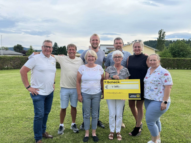 Glückliche Gewinner beim Golfen