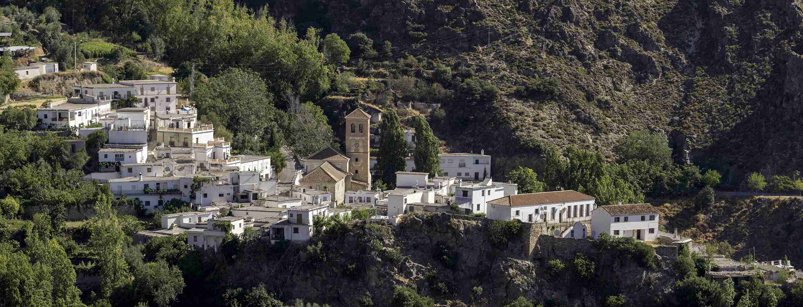 Das Bild zeigt ein Dorf in der andalusischen Sierra Nevada.