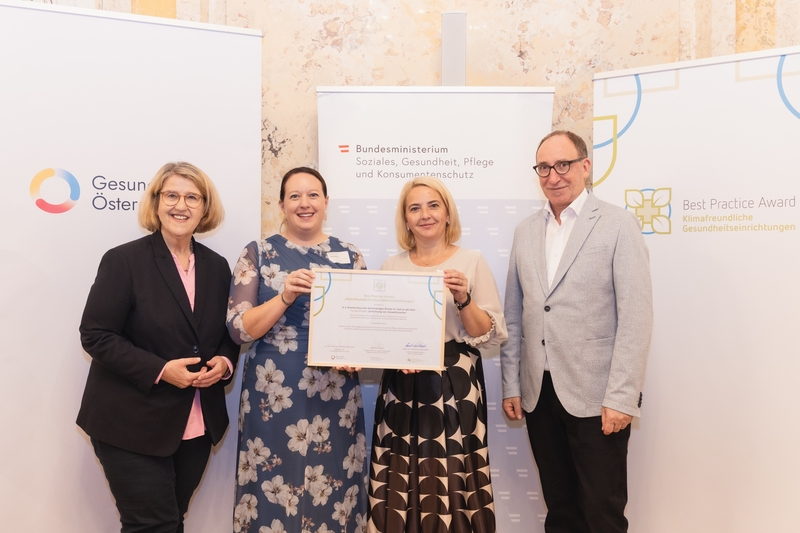 Ruperta Lichtenecker (Gesundheit Österreich GmbH) und Minister Johannes Rauch übergaben die Urkunde Andrea Ziegenfuß, MA vom Qualitätsmanagement und Umweltcoach DGKP Martina Marcher