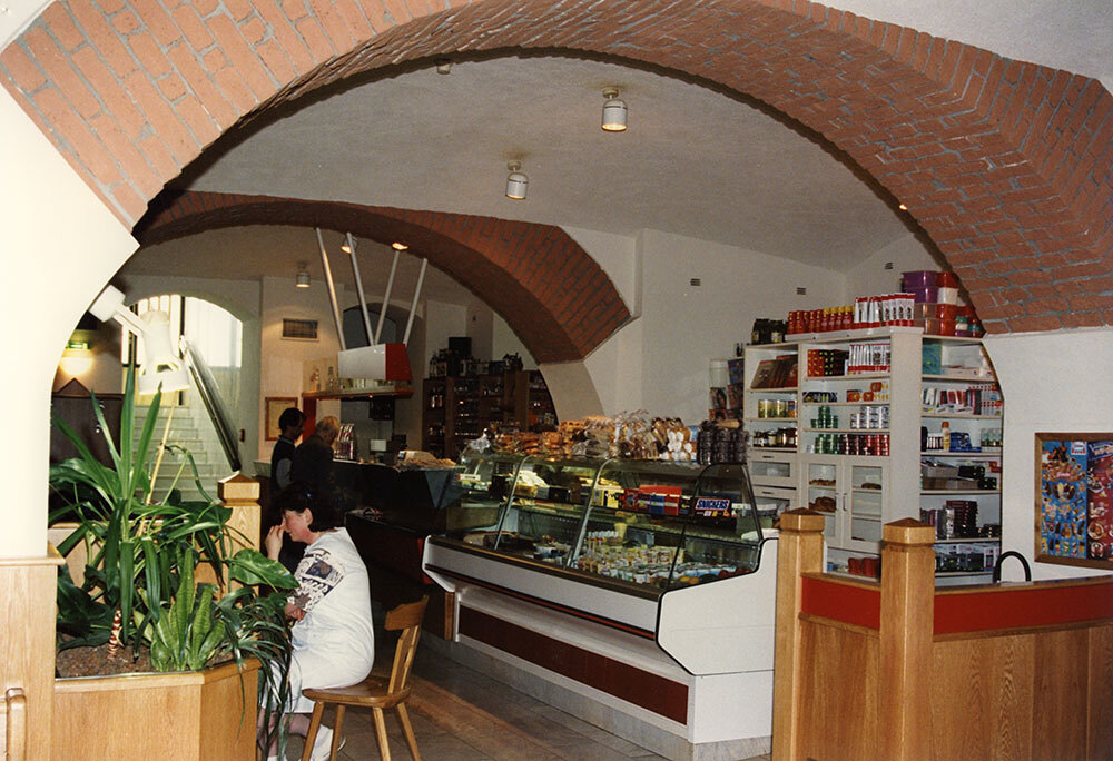 Das Bild zeigt die Kantine, die im Keller unter der Kirche eingerichtet war