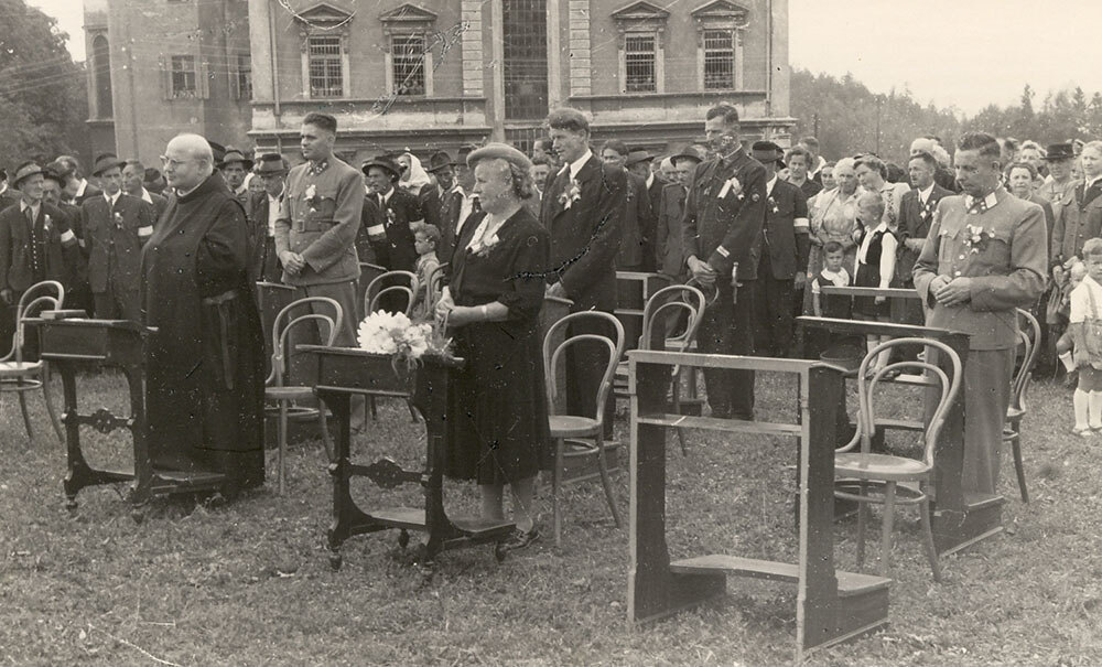 Das Bild zeigt einen Blick in das Publikum im Rahmen der Glockenweihe 1952