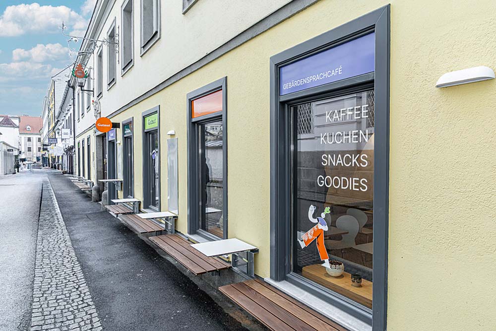 Das Bild zeigt die Aussenansicht des 'Das Cafe Gutmut' in Linz.