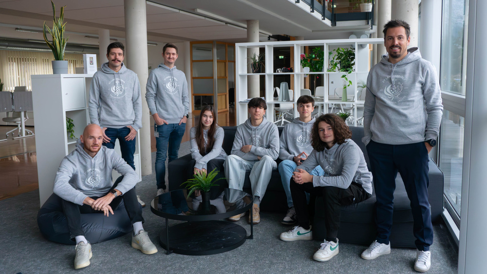 Lehrlinge-und-Ausbilder-der-IT-Lehrakademie-Barmherzige-Brüder-Österreich_1. Lehrjahr 2023 / Barmherzige Brüder Das Bild zeigt Lehrlinge und Ausbilder der IT-Lehrakademie der Barmherzigen Brüder Österreich.