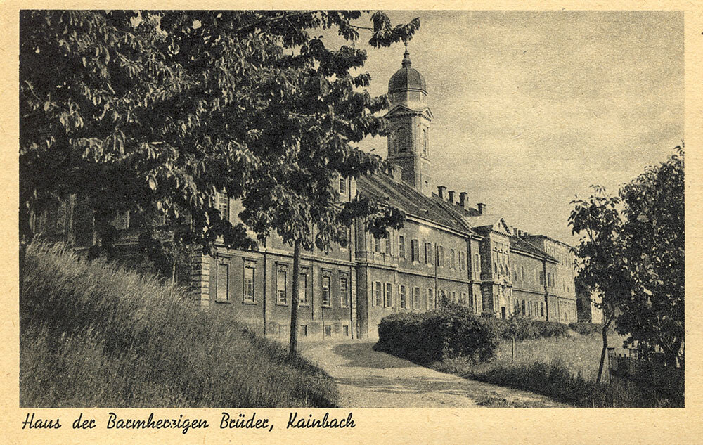 Das Bild zeigt das Haupthaus, das zur Tarnung gegen Fliegerangriffe in dunkelgrüner Farbe gestrichen war