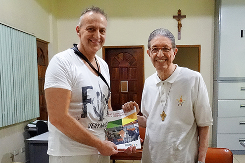 Friedrich Gössler (li.) mit Frater Giuseppe Magliozzi in Manila.