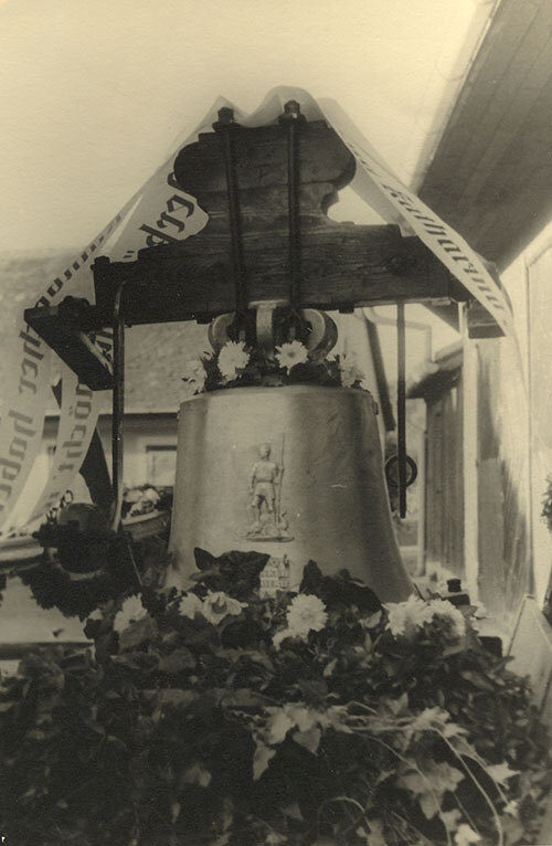 Das Bild zeigt die geweihte Glocke aus dem Jahre 1952