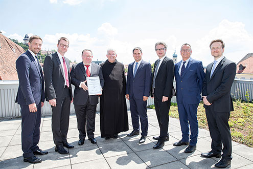 Das Bild zeigt die Spitze des Krankenhauses der Barmherzigen Brüder Graz mit Landespolitikern bei der Verleihung des WDC Gütesiegels
