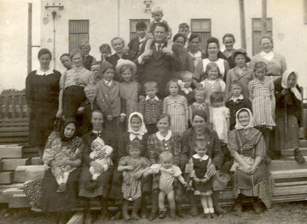 Das Gruppenfoto zeigt Verwalter Seidl mit Kindern und Betreuer*innen des Kindergartens