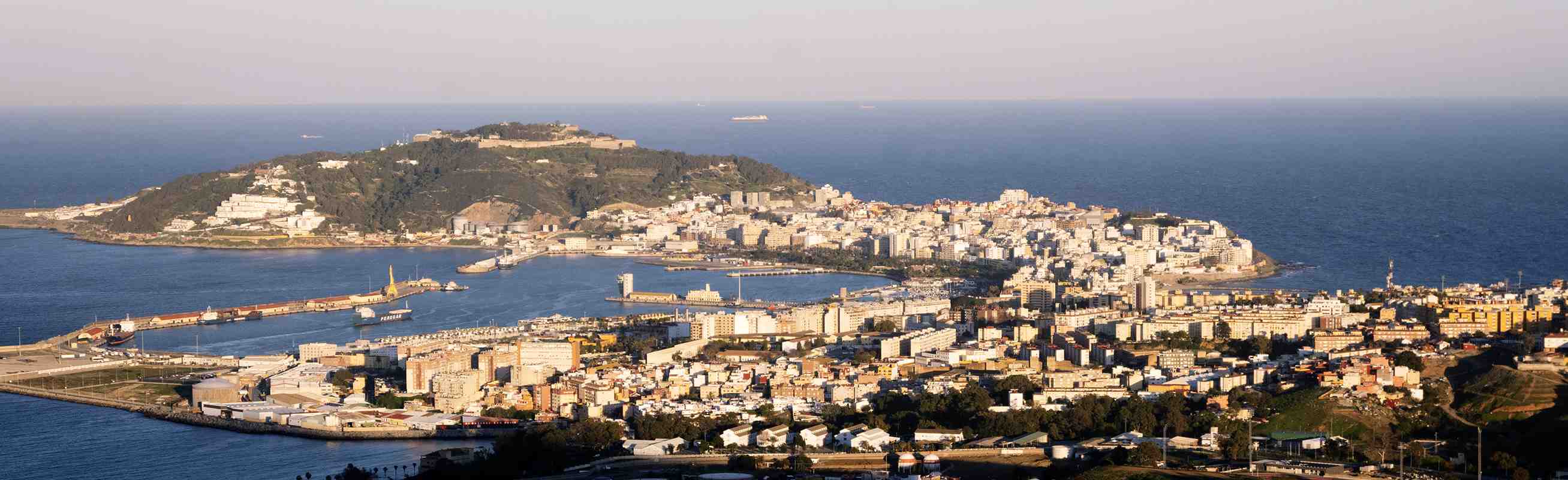 Das Bild zeigt die nordafrikanische Hafenstadt Ceuta.