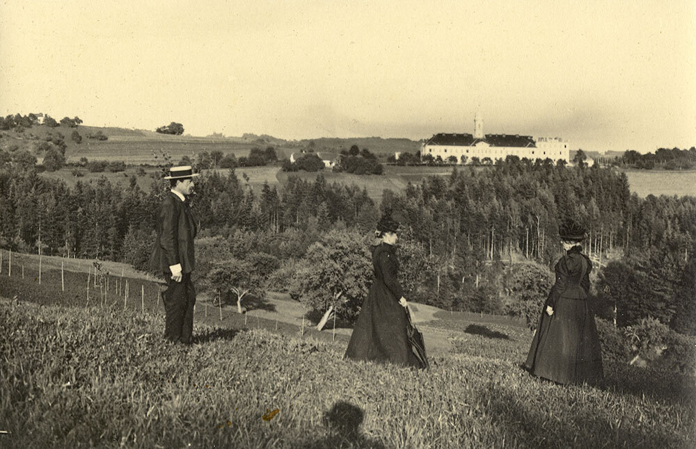 Das Bild zeigt einen Blick auf das Haupthaus um 1899