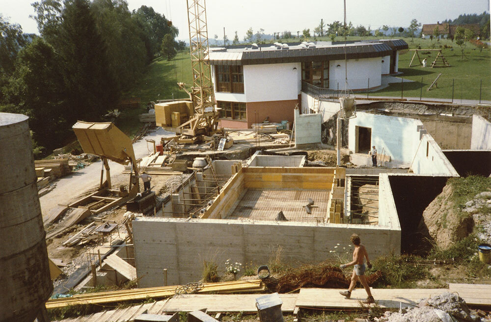 Das Bild zeigt die Baustelle des Südtraktes und des Hallenbades im Jahre 1985