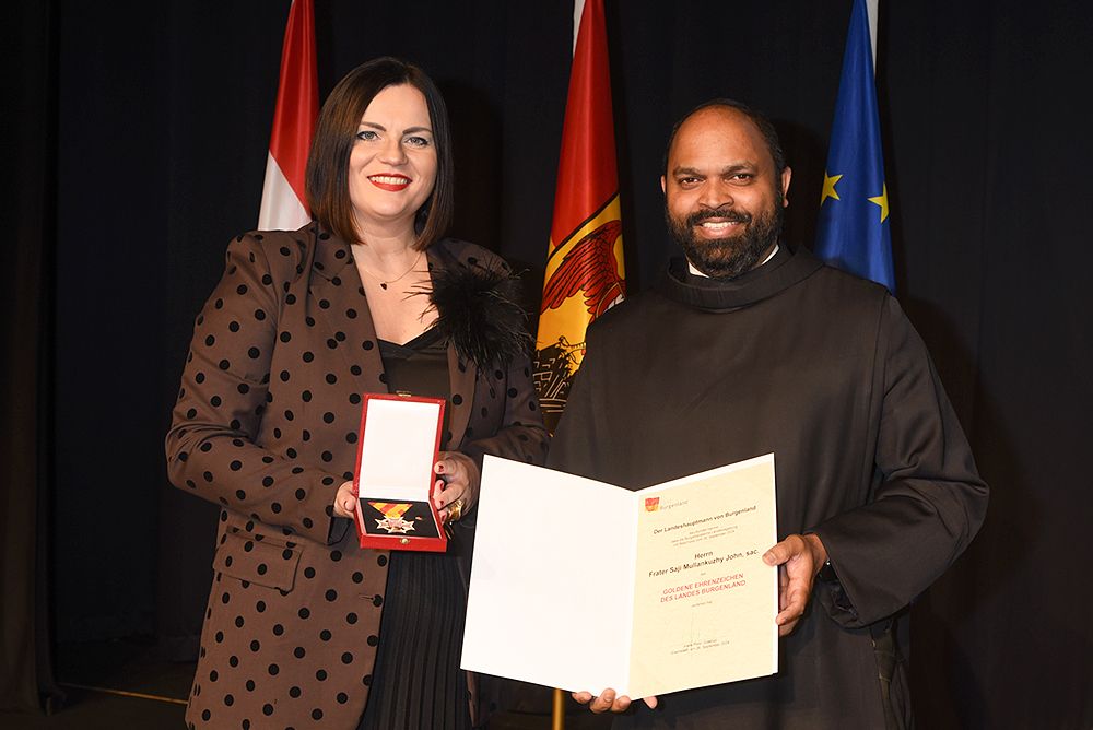 Das Bild zeigt Landeshauptmann-Stellvertreterin Astrid Eisenkopf  und Provinzial Saji Mullankuzhy bei der Verleihung.