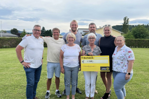 Glückliche Gewinner beim Golfen