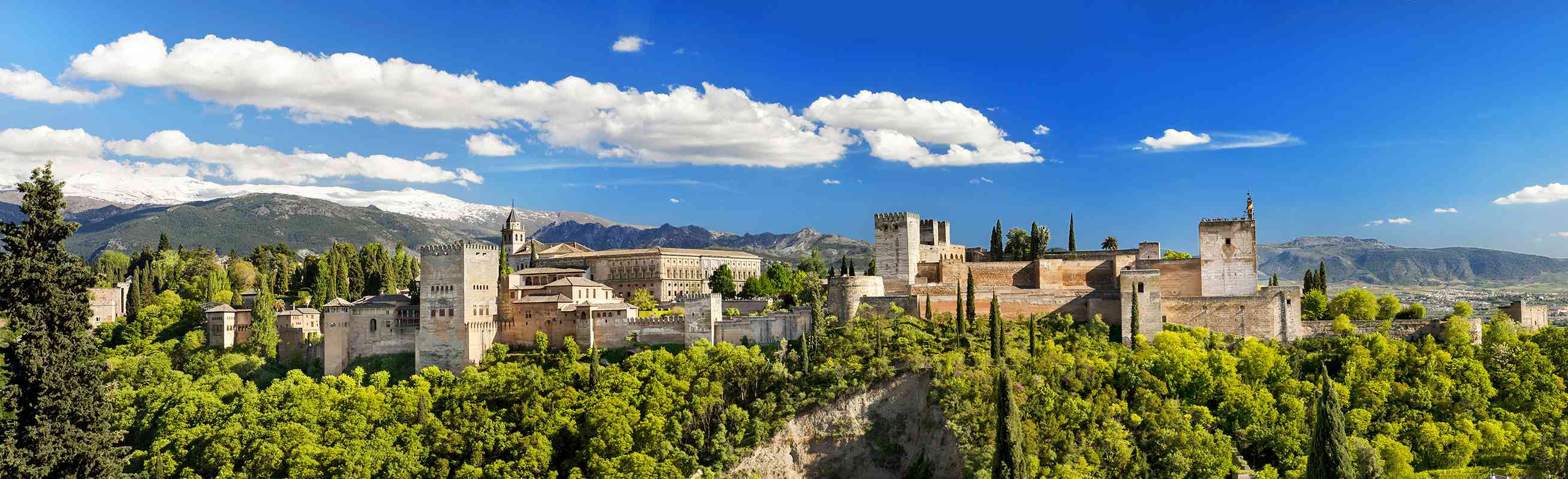 Das Bild zeigt die Alhambra in Granada.