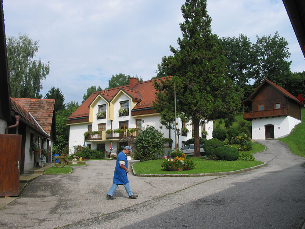 Das Bild zeigt den neu erbauten Pirkenhof im Jahre 1991