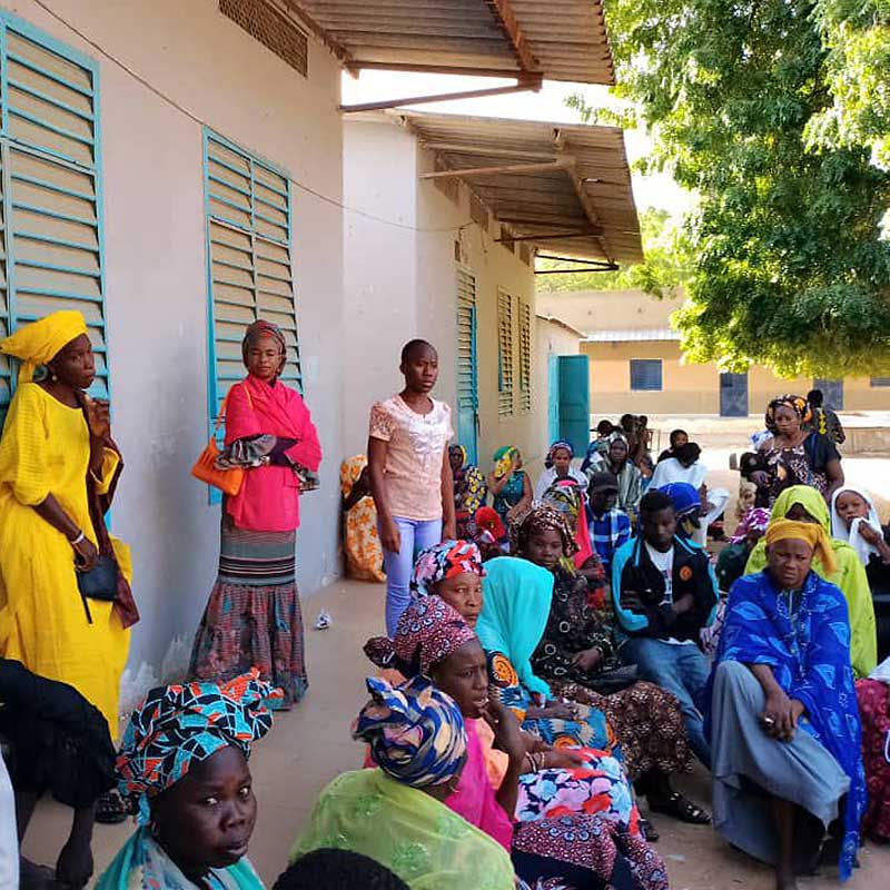 Das Bild zeigt Personen in einer Einrichtung der Barmherzigen BRüder im Senegal.