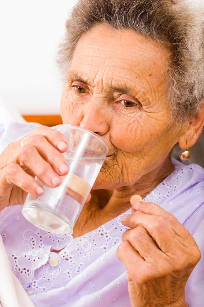 Seniorin beim Trinken von Wasser