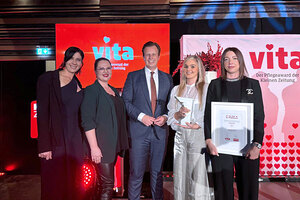 Gesundheitslandesrat Dr. Kalrheinz Kornhäusl (Mitte) mit dem Team der WG Camillus bei der Verleihung des VITA-Award 2024.