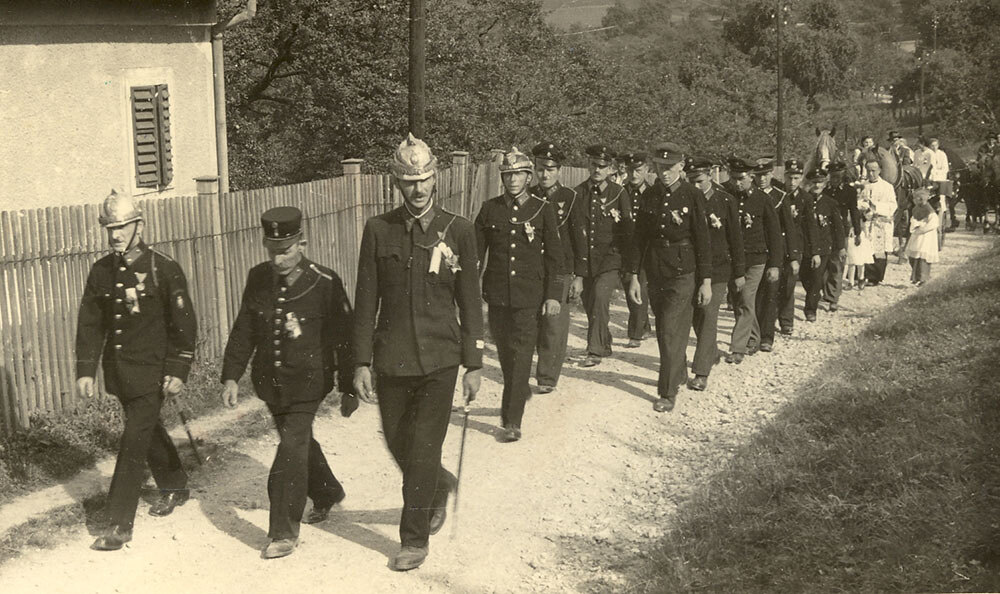 Das Bild zeigt die Feuerwehr beim Aufmarsch zur Glockenweihe