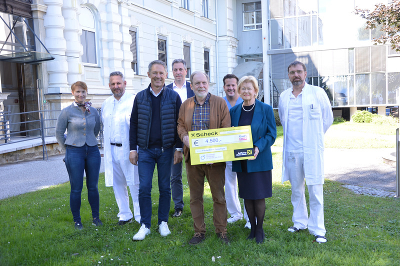 Symbolischer Moment: Elfriede Eschenauer, Firmenchefin von Esch-Technik, übergibt stolz die Spende an den Förderkreis Onkologie St. Veit/Glan mit seinen Vorstandsmitgliedern und setzt damit ein Zeichen für Solidarität und Unterstützung für Krebspatie