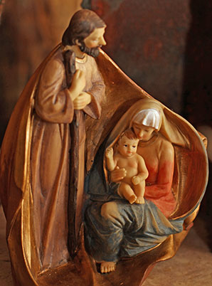 Das Bild zeigt Maria, Josef und das Jesuskind als Krippenfiguren