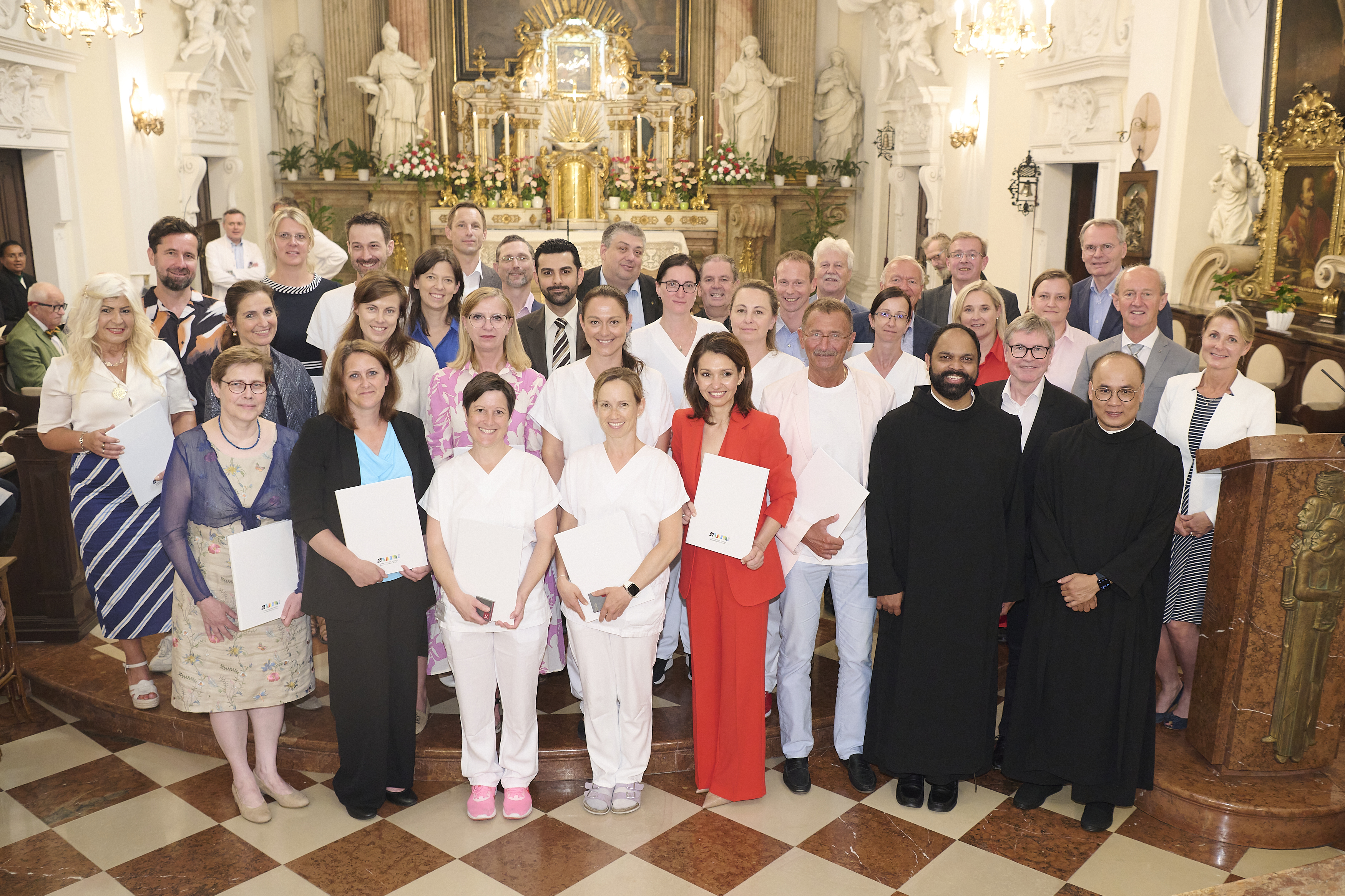 Gruppenfoto neue Oberärzt*innen, neuer Stationsleiter und Dienstjubilare mit der Hausleitung