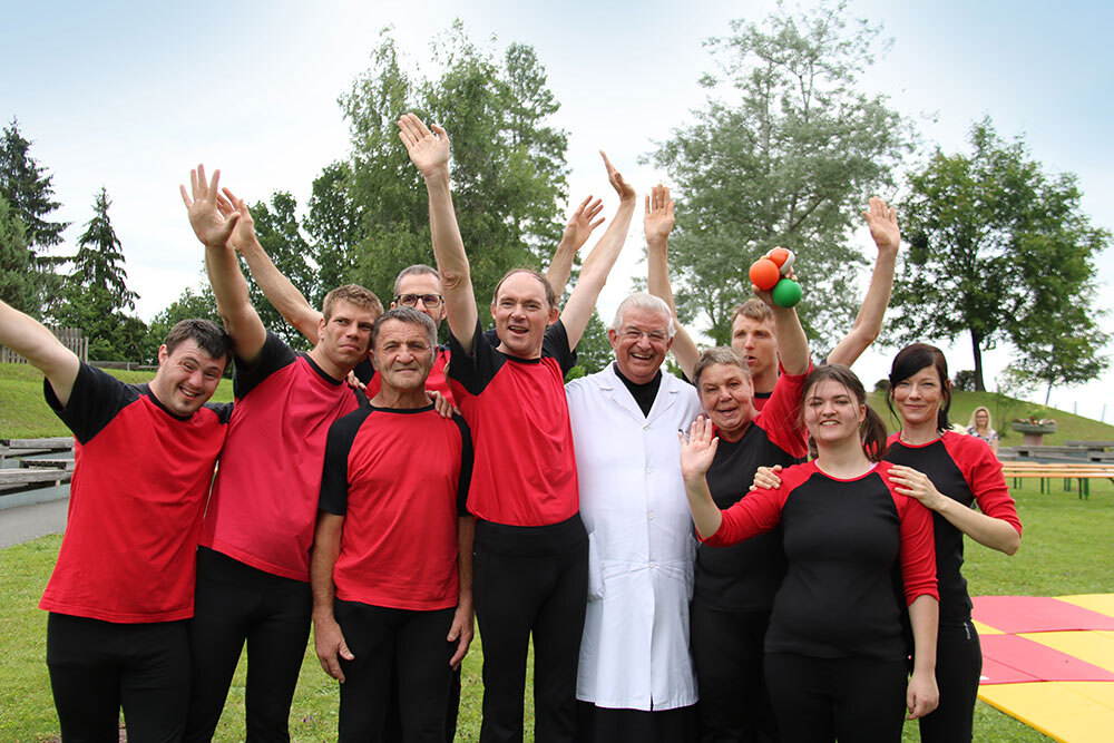 Das Bild zeigt Frater Paulus mit dem Zirkus Kunterbunt Team