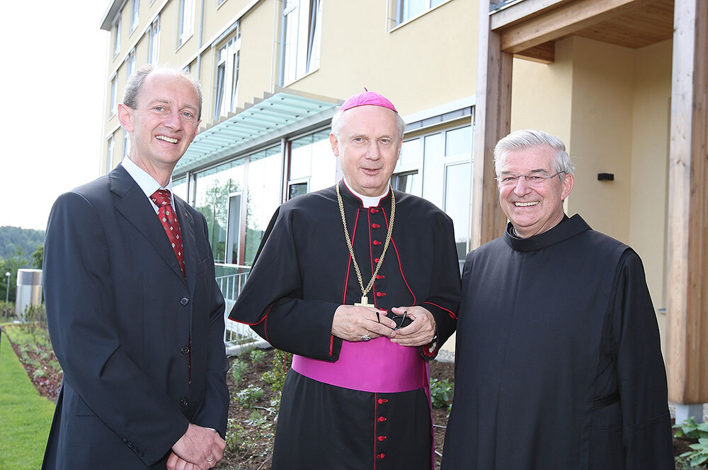 Das Bild zeigt Bischof Dr. Egon Kappelari mit der Hausleitung der Lebenswelten Steiermark